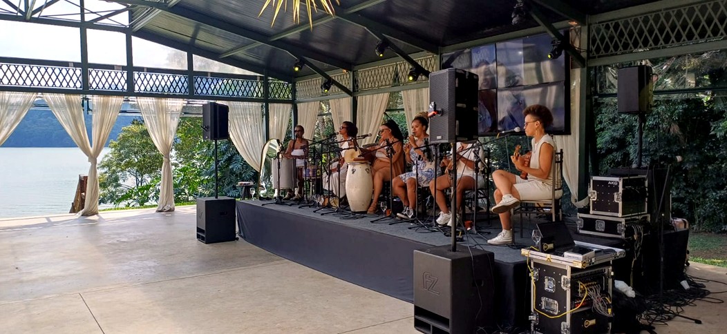 Grupo musical à beira do lago